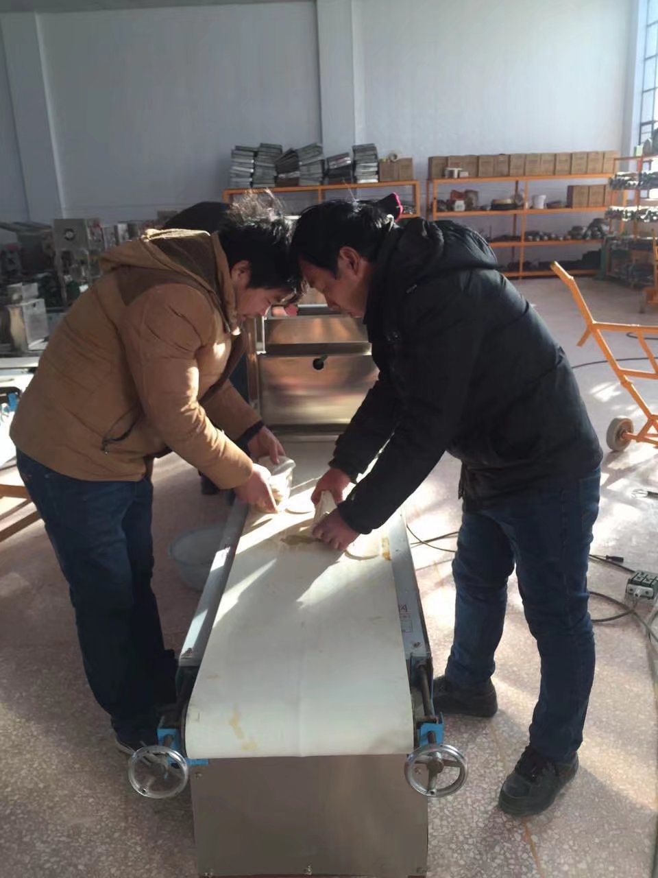 開(kāi)封客戶調(diào)試HMj-6型燴面機(jī)