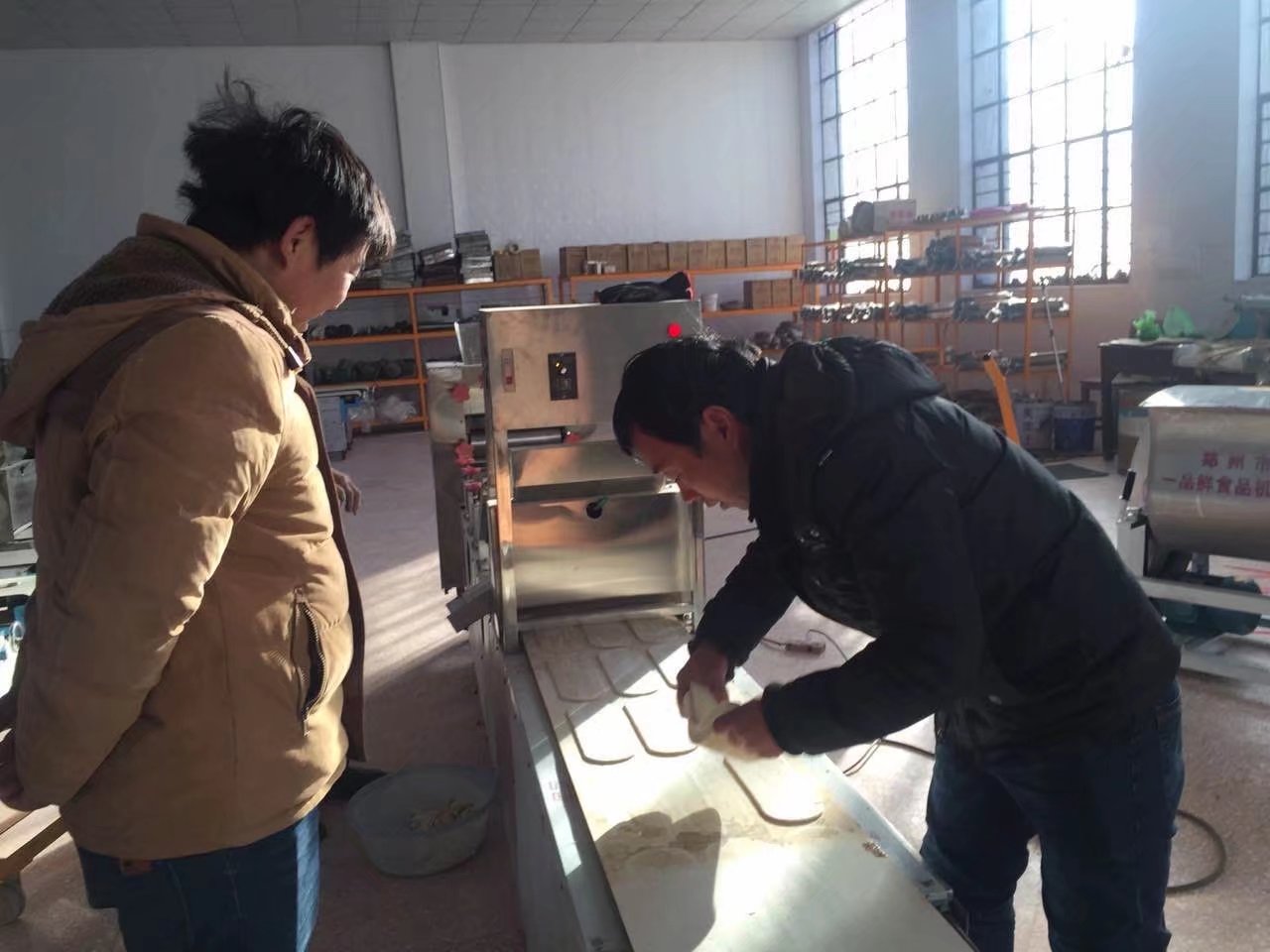 開(kāi)封客戶調(diào)試HMj-6型燴面機(jī)