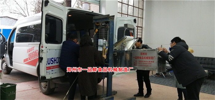 燴面機裝車中